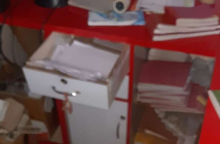 Second time theft in byke showroom मोटर साइकिल शोरूम में दूसरी बार चोरी