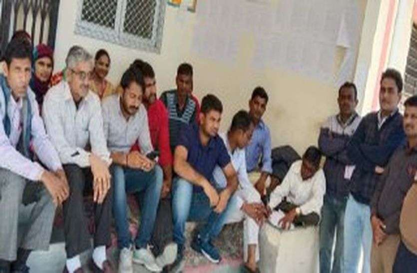 एसडीएम के निलंबन विरोध में गिरदावर-पटवारी संघ ने खोला मोर्चा एसडीएम के निलंबन विरोध में गिरदावर-पटवारी संघ ने खोला मोर्चा