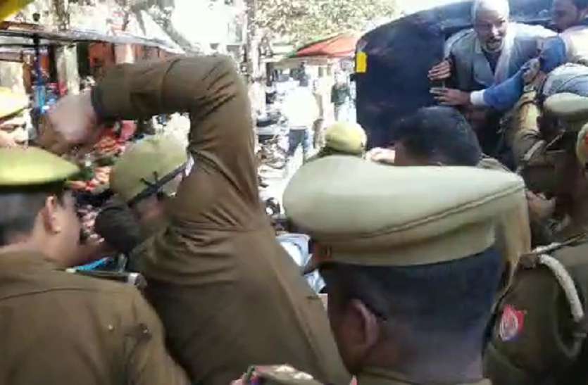 Police जेल में बंद सत्याग्रहियों कर रिहाई मांगने वाले कांग्रेसी गिरफ्तार, पुलिस ने जमकर पीटा
