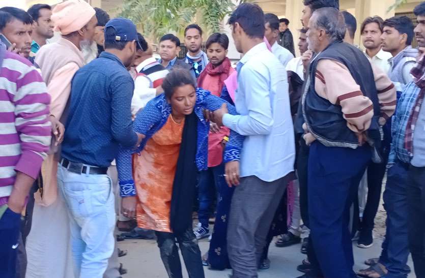 विवाहिता के रहते पति भगा ले गया दूसरी महिला, को पत्नी ने रोका तो कर दी मारपीट विवाहिता के रहते पति भगा ले गया दूसरी महिला को, पत्नी ने रोका तो कर दी मारपीट