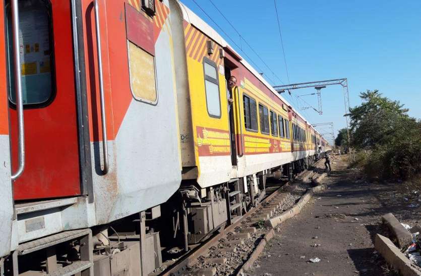 On time, the 22895 Durg-Ferozepur Antyodaya Express stood at NKJ on February 16 for 40 minutes. 28 ट्रेनें डायवर्ट हुई तो चलाने के लिए कम पड़ गए ड्राइवर-गार्ड