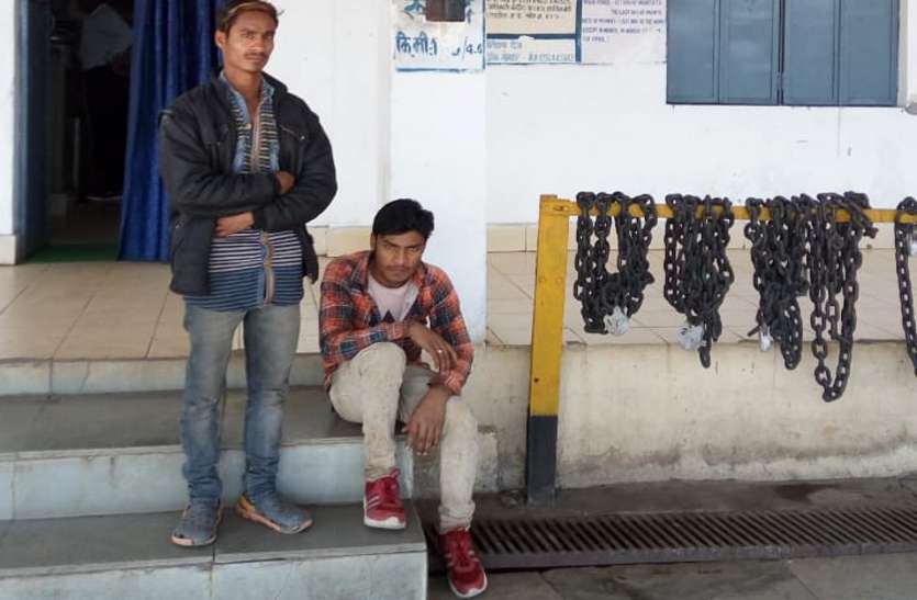 Youth and companion of mentally ill Jharkhand sitting outside Rupund station. मानसिक विछिप्त युवक को बड़वारा थाने में नहीं मिली पनाह, स्टॉफ ने भगाया