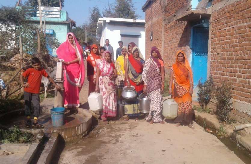 Villagers upset for drinking water due to pipeline breakdown सड़क निर्माण में ठेकेदार ने तोड़ दिया पाइप लाइन, पानी के लिए परेशान ग्रामीण, जिम्मेदार नहीं दे रहे ध्यान