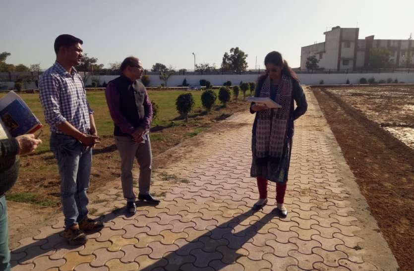 पार्क का अधूरा काम देखकर नाराज हुई कलेक्टर पार्क का अधूरा काम देखकर नाराज हुई कलेक्टर