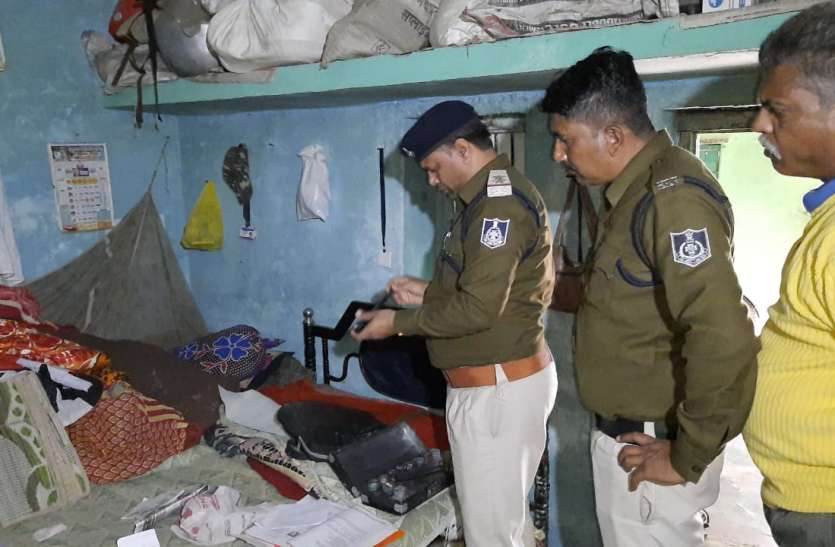 Police investigating the house चोरों ने पहले घर में बैठकर खाया खाना फिर की चोरी की वारदात करीब ८० हजार के जेवरात चोरी