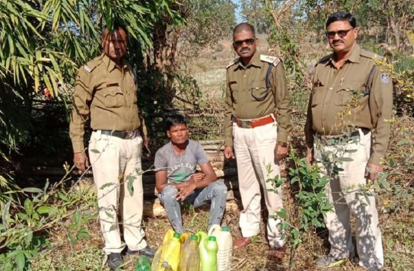 कच्ची शराब रखने की तरकीब देखकर आबकारी विभाग भी चकराया कच्ची शराब रखने की तरकीब देखकर आबकारी विभाग भी चकराया