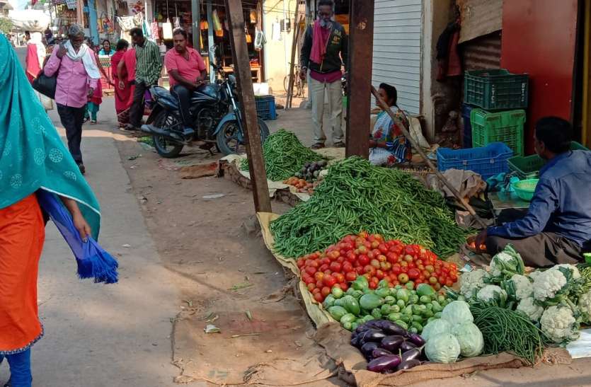 गुजरी बाजार में सड़क के दोनों ओर लग रही आवागमन में परेशानी गुजरी बाजार में सड़क के दोनों ओर लग रही आवागमन में परेशानी