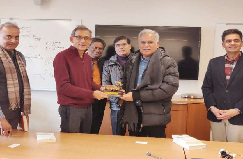 मुख्यमंत्री की नोबल पुरस्कार विजेता अभिजीत बनर्जी से मुलाकात मुख्यमंत्री की नोबल पुरस्कार विजेता अभिजीत बनर्जी से मुलाकात