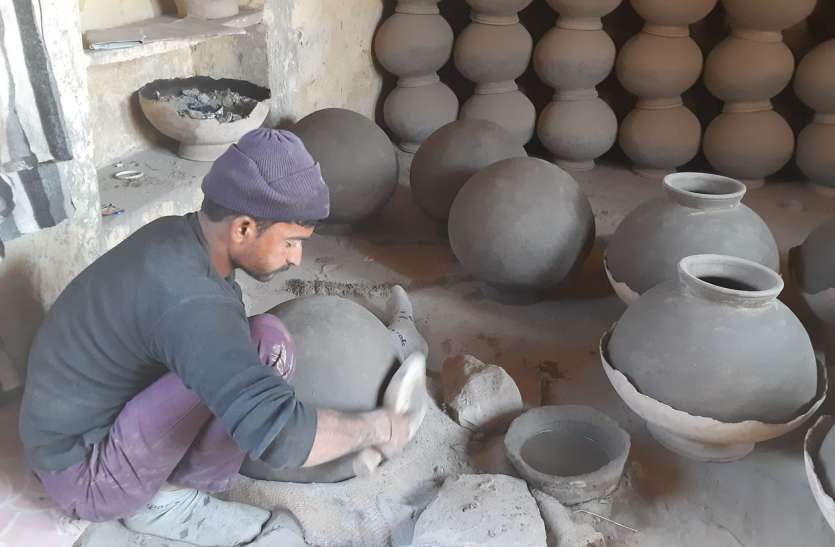 सर्दी में सहेजते मिट्टी, गर्मी में रहता मीठा पानी सर्दी में सहेजते मिट्टी, गर्मी में रहता मीठा पानी