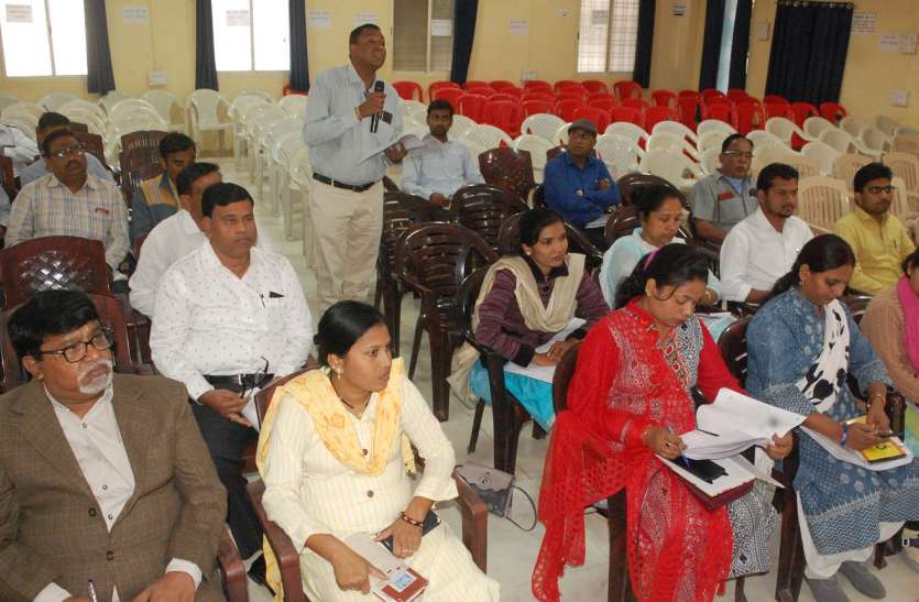 Review meeting सड़कों के गड्ढों को जल्द करें दुरुस्त, ताकि लोगों आवागमन हो सुगम