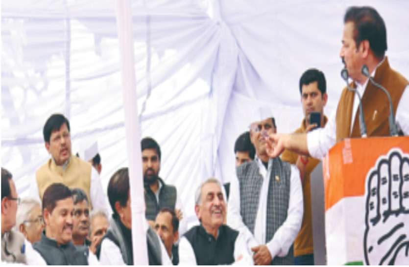 congress.jpg कांग्रेस के धरने में नेताओं ने भरी हुंकार, कहा- आरक्षण से छेड़छाड़ का प्रयास न हो