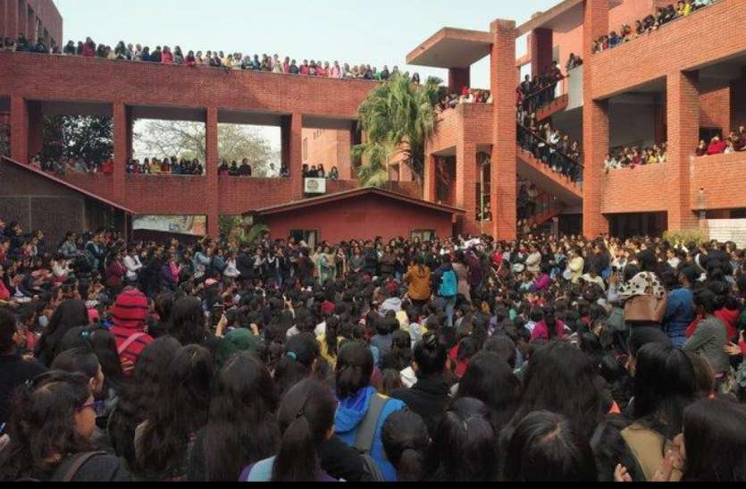 gargi_college.jpg गार्गी छेड़छाड़ मामला : हाईकोर्ट ने नोटिस जारी कर सीबीआई से जवाब मांगा