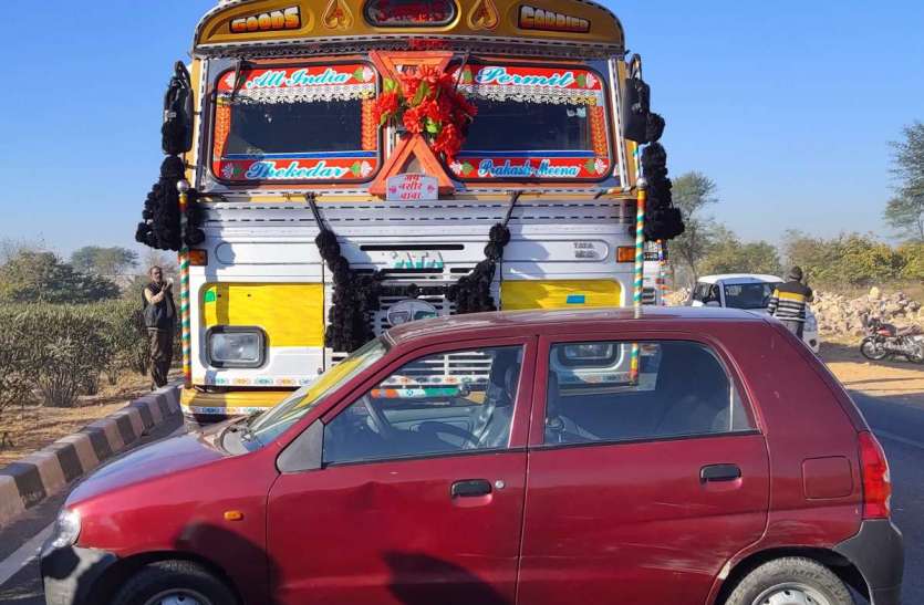 दुर्घटना में खलासी की मौत, चालक घायल दुर्घटना में खलासी की मौत, चालक घायल