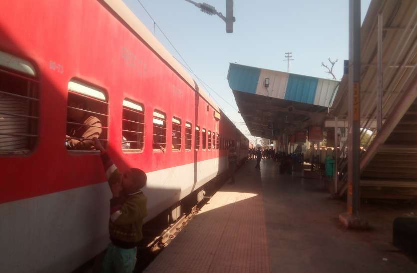 img_20200217_111655.jpg रुक रुक कर चलीं ट्रेनें, कहीं घंटों खड़ी रहीं यात्री हुए परेशान