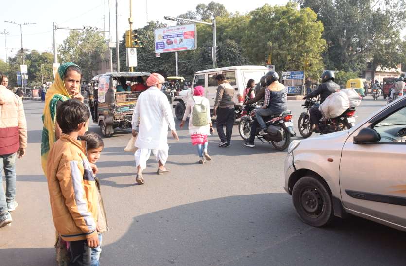 jebra crossing yadgar जहां से उखड़े ब्रेकर्स वहीं से निकलने की होड़ से हो रही दुर्घनाएं