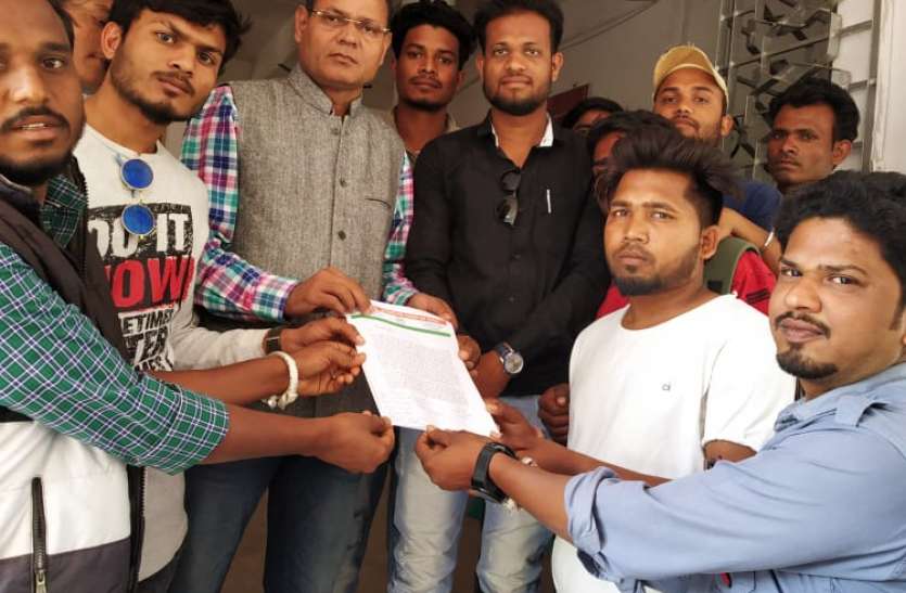 कुछ लोग बिल नहीं भर रहे पर काटी जा रही पूरे गांव की बिजली कुछ लोग बिल नहीं भर रहे पर काटी जा रही पूरे गांव की बिजली