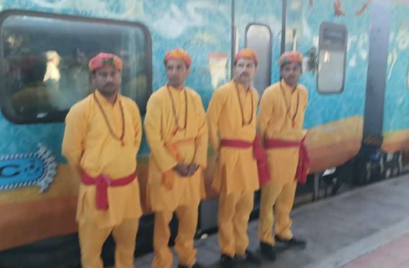 kashi_mahakal_express_train_mp.jpg काशी महाकाल एक्सप्रेस इंदौर पहुंची, दरबारियों ने किया स्वागत - देखें वीडियो