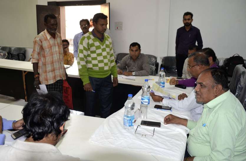 MPEB News Khandwa मेरे घर की बिजली मत काटना, किस्तों में जमा करूंगा बिल