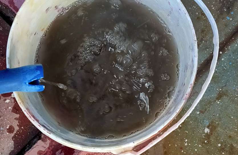 Dirty and foul water from the taps in nagar nigam khandwa नलों से आ रहा गंदा और दुर्गंध वाला पानी, रहवासी बोले नाली का पानी सप्लाई कर रही निगम