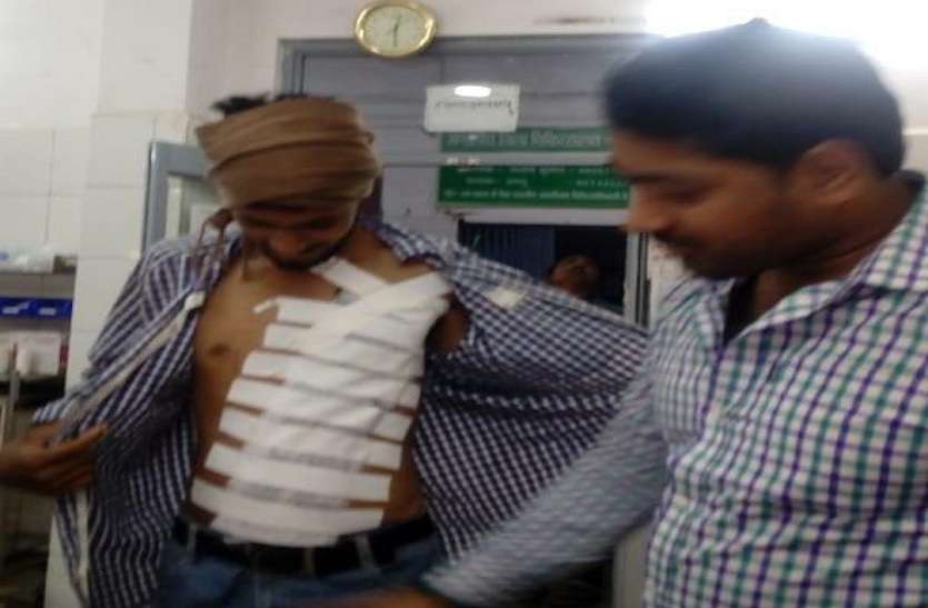 Husband suicide attempt पत्नी ने ससुराल आने से किया इनकार तो नाराज पति ने चाकू से चीर डाला अपना सीना