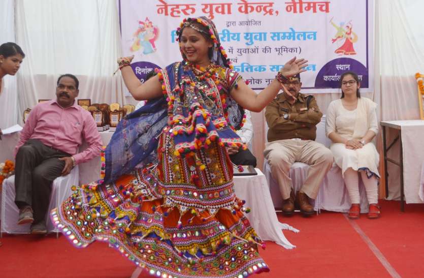 Here the women were stunned to see such a presentation यहां युवतियों ने दी ऐसी प्रस्तुति की देखने वाले दंग रह गए