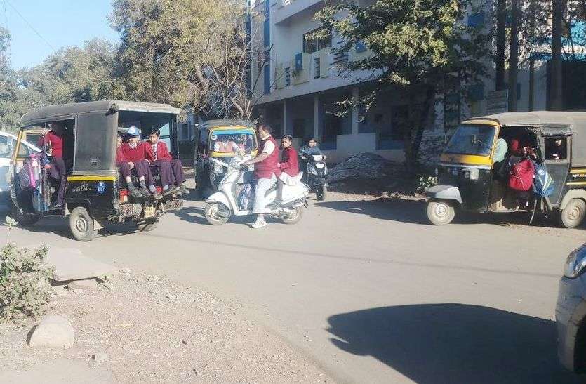 घर से स्कूल का सफर जोखिम भरा घर से स्कूल का सफर जोखिम भरा