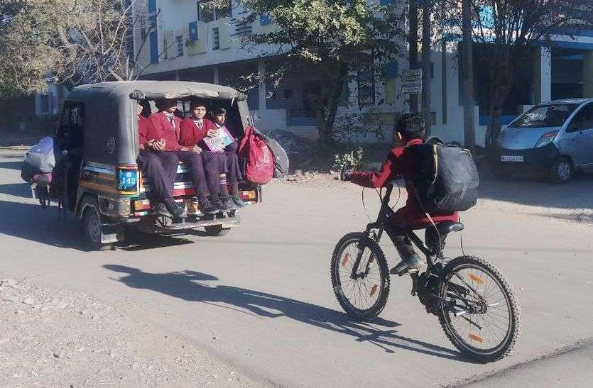 घर से स्कूल का सफर जोखिम भरा