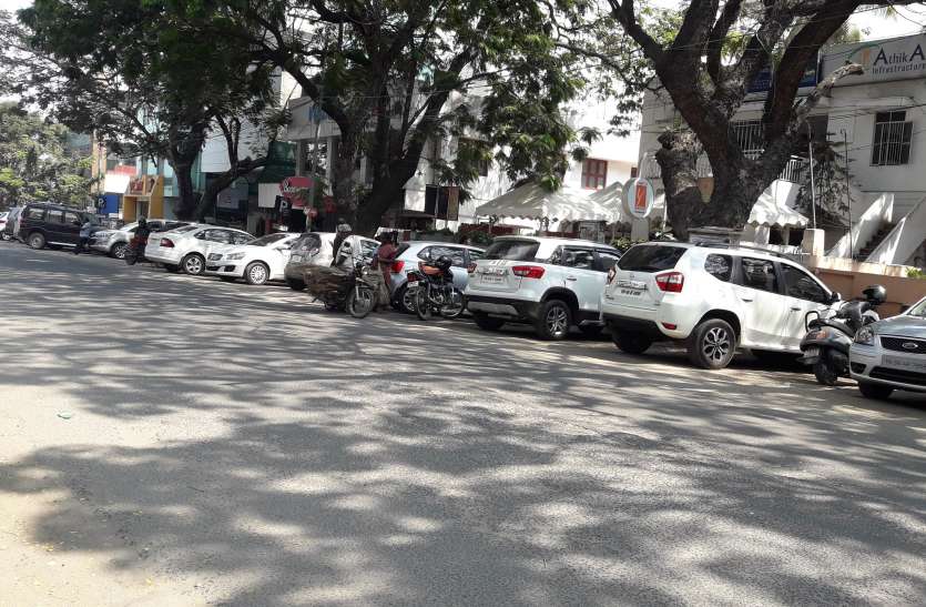 दुपहिया वाहन चालकों को परेशानी दुपहिया वाहन चालकों को परेशानी
