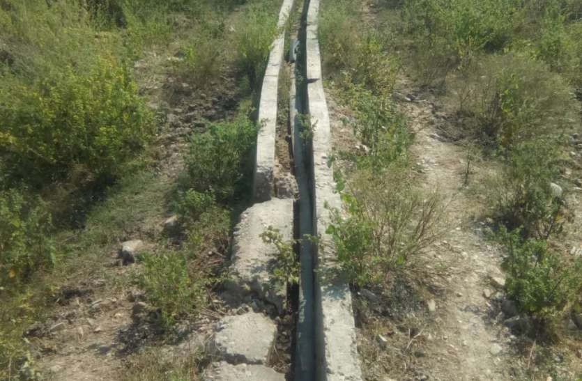 Drains made from crores of rupees were dilapidated in two years, how t करोड़ो रूपए से बनी नालियां दो वर्ष में ही हो गई जर्जर, खेतों तक कैसे पहुंचे पानी