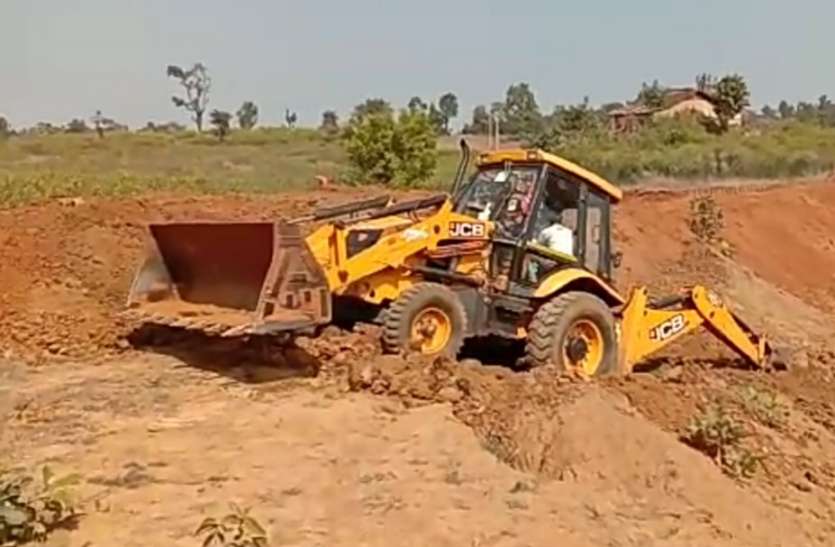 Villagers wandering in search of employment, work being done from JCB रोजगार की तलाश में भटक रहे ग्रामीण, जेसीबी से कराया जा रहा काम