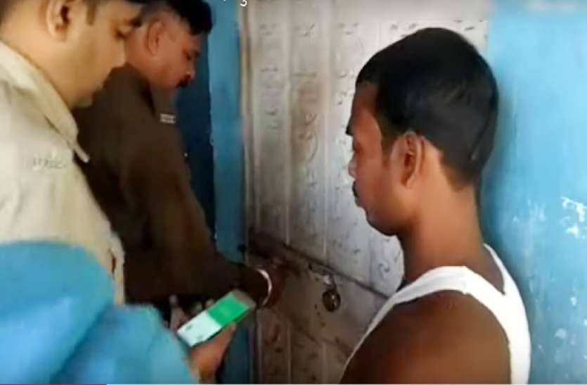 कमरे के बाहर ताला लगाकर अंदर युवक-युवती कर रहे थे प्रेमलाप, पुलिस ने दी दबिश तो उड़े होश… मोहल्ले वालों की सूचना पर पुलिस ने दी दबिश, कमरे के बाहर लटक रहा था ताला, अंदर प्रेमी जोड़ें फरमा रहे थे इश्क, फिर...