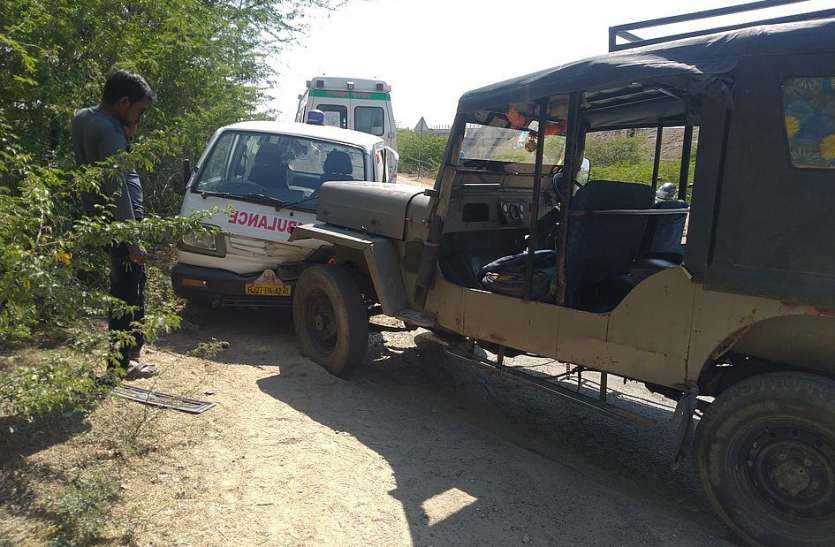 Jeep-ambulance Collision बाल-बाल बचे यात्री