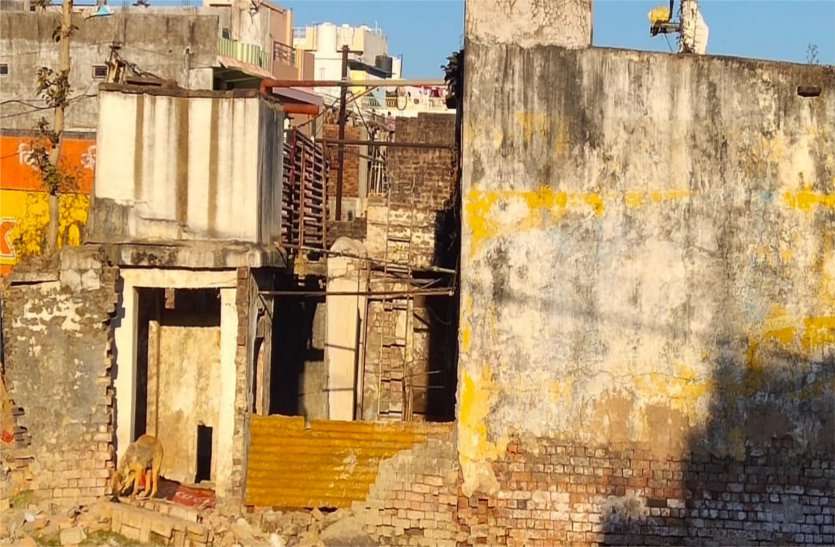 Snow factory running in resident area, fear of accident remains रहवासी क्षेत्र में चल रही बर्फ फैक्ट्री, हादसे का बना रहता है डर