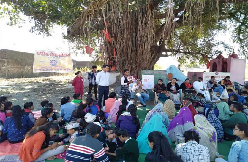 The villagers are aware in the camp शिविर में ग्रामीणों को कर रहे जागरूक, योजनाओं के दे रहे जानकारी