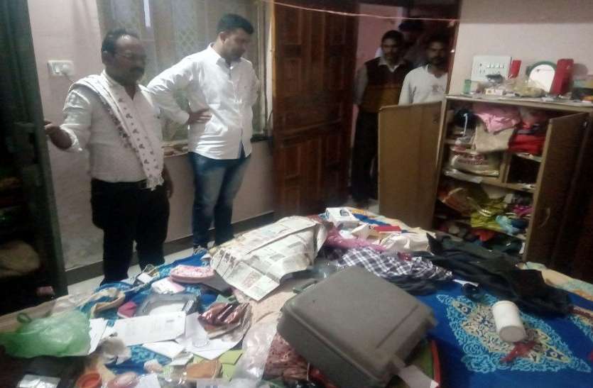 VIDEO : सूने मकान से चोरों ने किया लाखों का माल पार, जांच में जुटी पुलिस VIDEO : सूने मकान से चोरों ने किया लाखों का माल पार, जांच में जुटी पुलिस