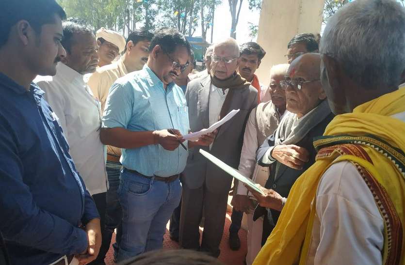 Memorandum submitted to free the elderly's land from encroachment 89 वर्षीय बुजुर्ग की जमीन को अतिक्रमण से मुक्त कराने सौंपा ज्ञापन