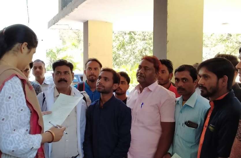 Sanitation workers are worried about not getting salary वेतन नहीं मिलने से परेशान है स्वच्छताकर्मी