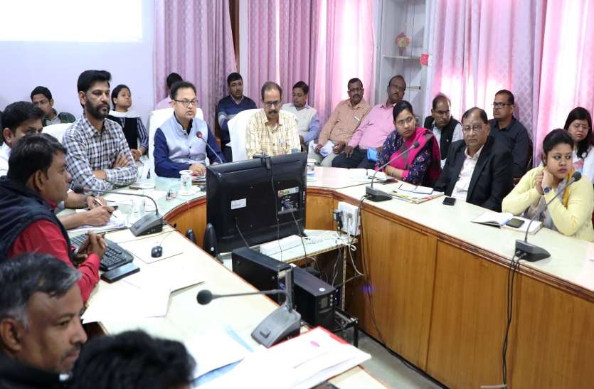 Collectors meeting officials मेडिकल स्टोर की जांच में लापरवाही पर बैकफुट में जिम्मेदार