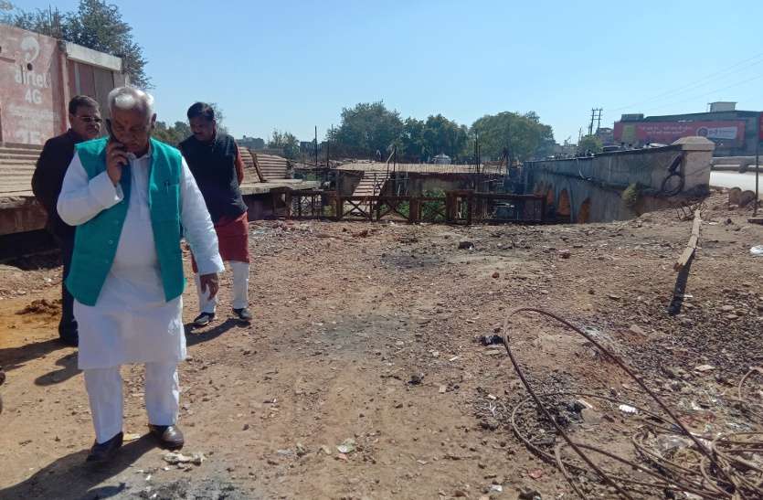 Contractor refused to build Katni river bridge दस साल से बन रहा पुल टूटा, ठेकेदार ने कहा यहां है बड़ी समस्या, नहीं करूंगा काम, अब हो रही यह पहल