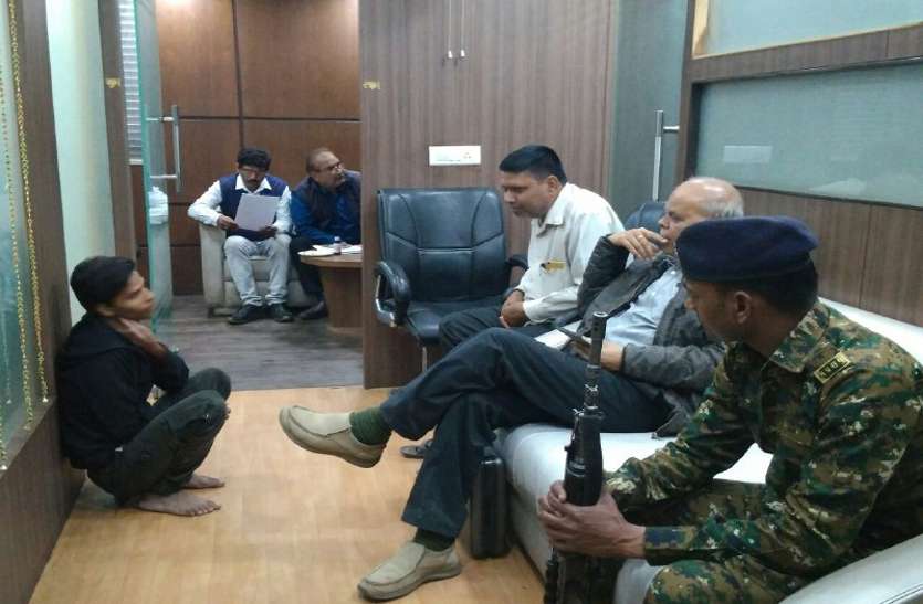 एमसीएक्स और रीयल एस्टेट कारोबारियों के दो ठिकानों पर आयकर सर्वे एमसीएक्स और रीयल एस्टेट कारोबारियों के दो ठिकानों पर आयकर सर्वे