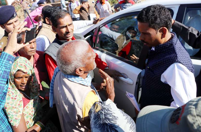 Minister in charge warned officers by reprimandingप्रभारी मंत्री ने अधिकारियों को फटकार लगाकर दी चेतावनी प्रभारी मंत्री ने अधिकारियों को फटकार लगाकर दी चेतावनी