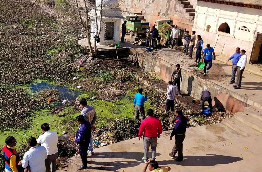 समाजसेवियों ने की मशक्कत, निकाली आठ टिपर जलकुंभी समाजसेवियों ने की मशक्कत, निकाली आठ टिपर जलकुंभी