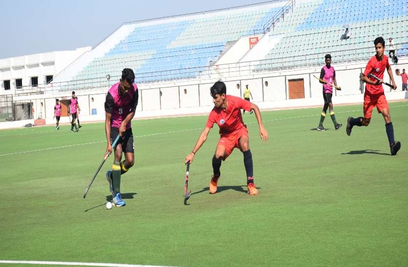 Players playing amid incomplete cleaning of turf, slippery, injury prone ... टर्फ की अधूरी सफाई के बीच खेल रहे खिलाड़ी, फिसलन बरकरार, चोटिल होने का खतरा ...