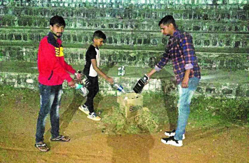 Problem: helplessness between broken bottles of alcohol Problem: शराब की टूटी बोतलों के बीच भविष्य संवारने की मजबूरी