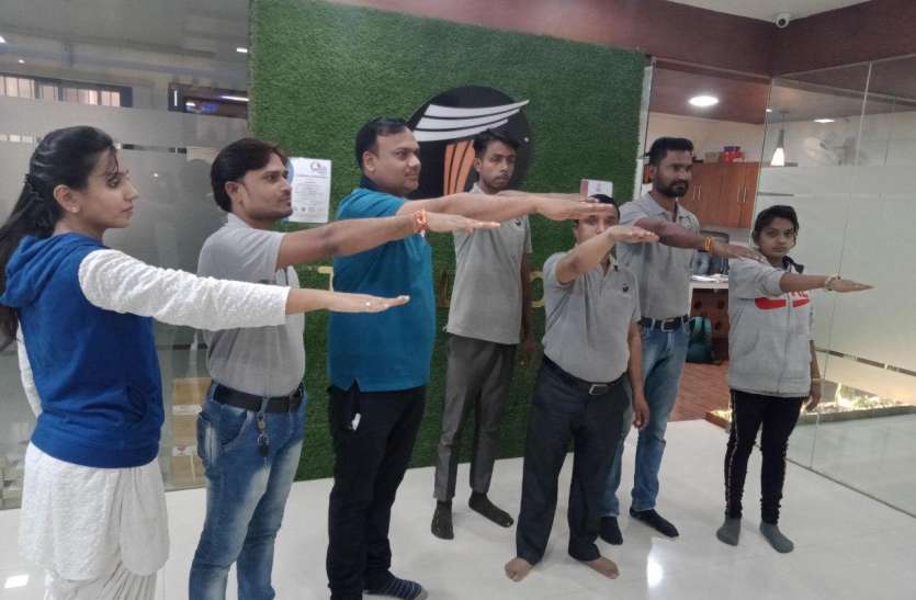 फोर्ड शोरूम के कर्मचारियों ने ली स्वर्णिम भारत अभियान के तहत शपथ फोर्ड शोरूम के कर्मचारियों ने ली स्वर्णिम भारत अभियान के तहत शपथ