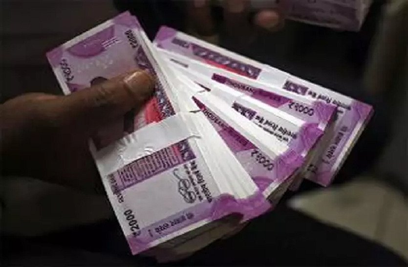 bribe बीएमओ की क्लिनिक पर लोकायुक्त छापा, दस हजार रिश्वत लेते कर्मचारी पकड़ाया