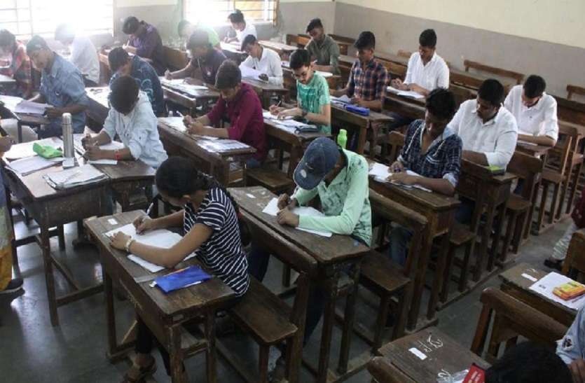 यूपी बोर्ड के लाखों छात्रों ने पहले दिन ही क्यों छोड़ी परीक्षा, 7 लोगों पर एफआईआर दर्ज यूपी बोर्ड के लाखों छात्रों ने पहले दिन ही क्यों छोड़ी परीक्षा, 7 लोगों पर एफआईआर दर्ज