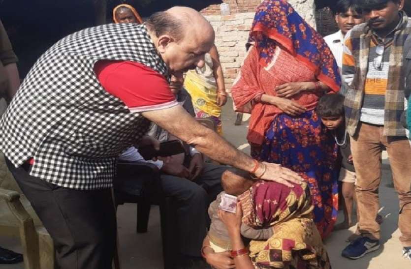 जरूरतमंदों को विधायक रोमी साहनी ने दी आर्थिक मदद, शहर में खूब हो रही चर्चा जरूरतमंदों को विधायक रोमी साहनी ने दी आर्थिक मदद, शहर में खूब हो रही चर्चा