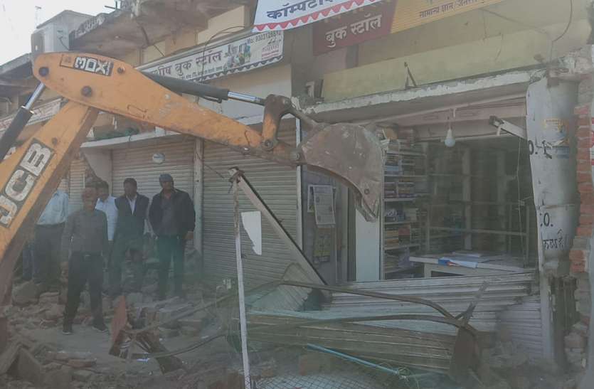 बस स्टैण्ड परिसर में चला बुलडोजर, हटाए गए अतिक्रमण बस स्टैण्ड परिसर में चला बुलडोजर, हटाए गए अतिक्रमण