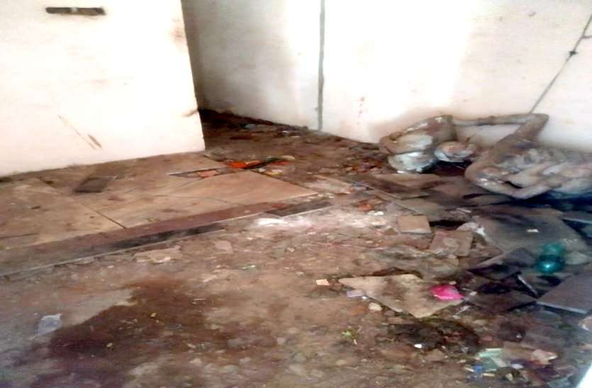 There is a lot of dirt inside the passenger hall of the Nagar Panchayat ... नगर पंचायत के यात्री प्रतिक्षालय के अंदर भरा है गंदगी का अंबार ...